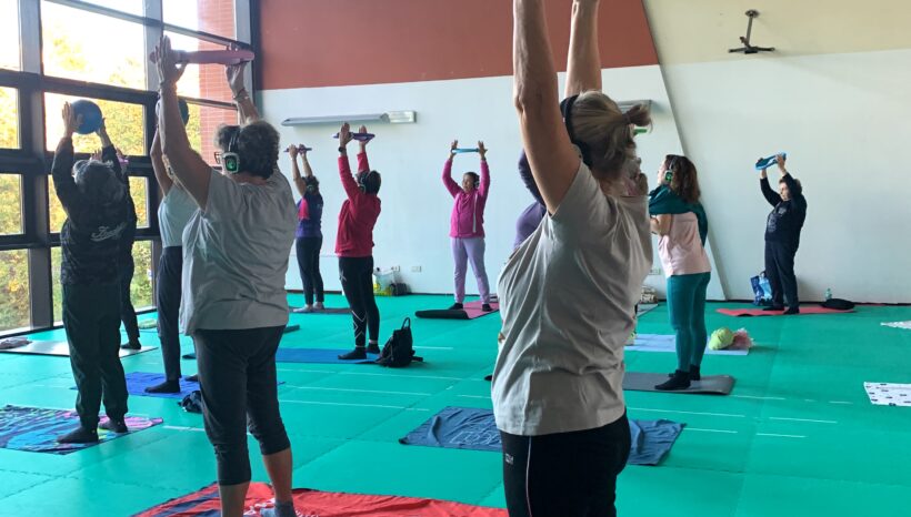 Pilates Montanara alla Bocciofila, con le cuffie