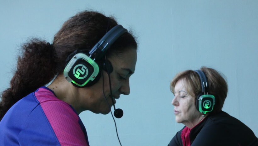 Imma Amato, insegnante di Pilates a Parma con le cuffie